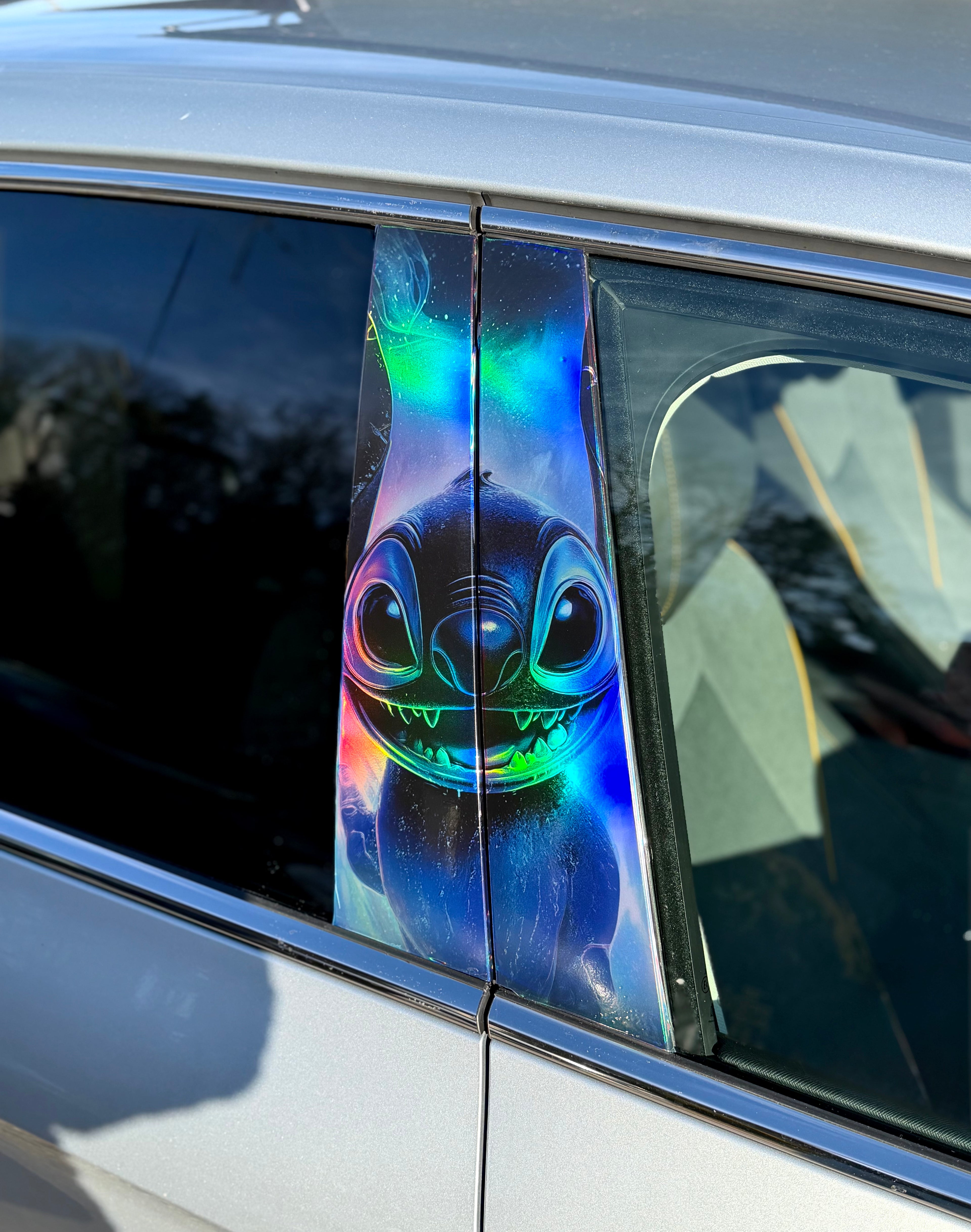 Stitch Holographic B-Pillar Vinyl – Limitierte Kunstedition (50 Stück weltweit)